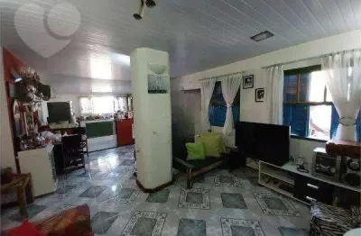 Excelente casa com 2 dormitórios com possibilidades de ampliação, em local calmo e silencioso, terreno amplo espaçoso no Engenho do Mato.