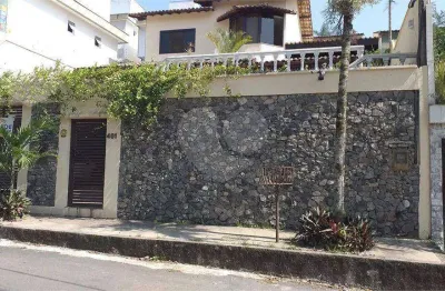 Excelente casa duplex, local muito tranquilo e silencioso. Ótima planta. Lazer privativo integrado.