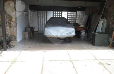 Grande espaço cercado por muito verde, comportando 02 casas em estilo colonial moderno. Linda vista.