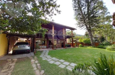 Casa com 4 quartos à venda, 300 metros da praia de Itacoatiara - Niterói/RJ