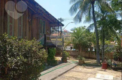 Ótima casa em Piratininga - Niteroi, entre o mar e a lagoa. Amplos comodos, 3 quartos e 2 suites.