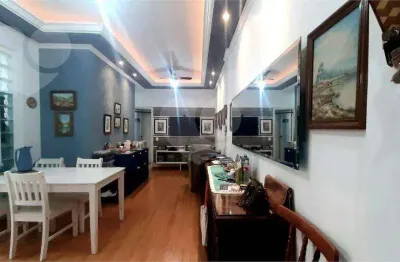 Quer morar em ótimo 3 quartos mais um no terraço, 50 m da Praia de São Francisco? Então você achou!