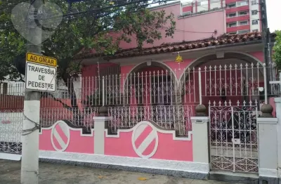 Excelente casa linear no Centro de Niterói! 3 quartos sendo 2 suítes, com 3 vagas de garagem.