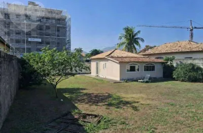 TERRENO PLANO EM CAMBOINHAS COM 700M² PROXIMO A PRAIA, ESSE TERENO TEM 20m² DE FRENTE E 20m² DE FUNDOS.