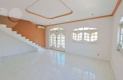 Excelente casa em condomínio, em centro de terreno, com amplos espaços internos e externos e ótima localização no bairro Zé Garoto