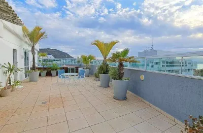 Cobertura em São Francisco com 367m2, vista mar, 4 quartos, 3 vagas, piscin e churrasqueira