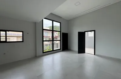 Casa unifamiliar com 3 dormitórios sendo uma suíte bem ampla