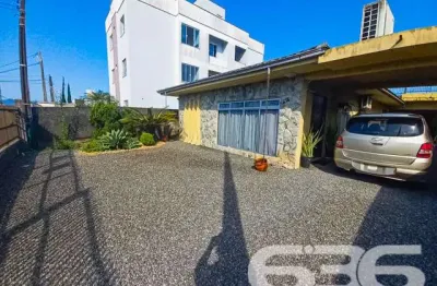 Casa com 3 quartos à venda na Rua Papa João XXIII, 474, Iririú, Joinville