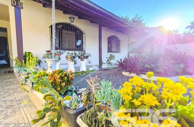 Casa com 3 quartos à venda na Avenida Paulo Schroeder, 5, Petrópolis, Joinville