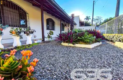 Casa com 3 quartos à venda na Avenida Paulo Schroeder, 5, Petrópolis, Joinville