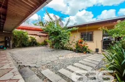 Casa com 3 quartos à venda na Avenida Paulo Schroeder, 165, Petrópolis, Joinville
