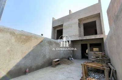 Sobrado no sitio cercado com três quartos/suíte e terraço