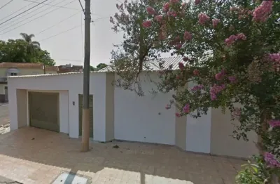 Casa no centro de capão bonito 3 dt. com área ao lado livre 80m²