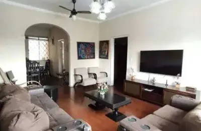 Sobrado no centro com 187m² 4 dorms. 1 suite e quintal amplo