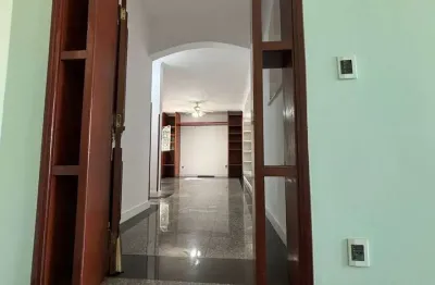 Casa no trujillo com 3 quartos, 5 banheiros, 3 vagas e 250m²
