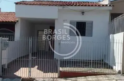 Casa com 2 dormitórios, quintal e boa localização na vila haro
