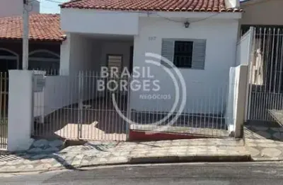 Casa com 2 dormitórios, quintal e boa localização na vila haro