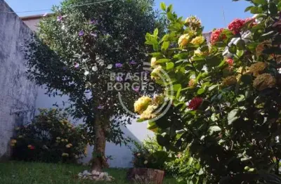 Casa com jardim e 2 quartos e 2 vagas na garagem próxima ao Parque das Águas