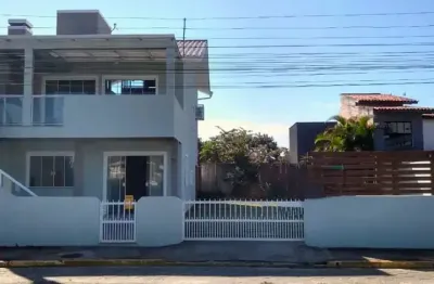 Melhor custo-beneficio de garopaba! sobrado a poucos metros da praia central com mezanino com vista para o mar.