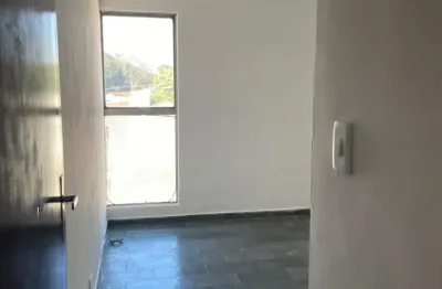 Aluga apartamento .andar alto c/ 2 dormitórios,1 vaga.excelente local.