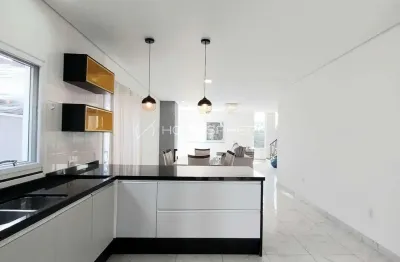 Casa a venda em aldeia da serra com 3 suítes e jardim