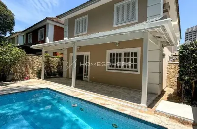 Casa espaçosa a venda em condomínio fechado, com 480 m² de área construída, 4 dormitórios, sendo 1 suíte à venda no bairro do alto da boa vista