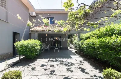 Casas à venda na Rua Sampaio Vidal - Jardim Paulistano. Casa à venda no Jardim Paulistano com 300 m², 4 quartos, 3 vagas e quinta com área gourmet. Próxima à St. Pauls School e ao Colégio Madre Alix