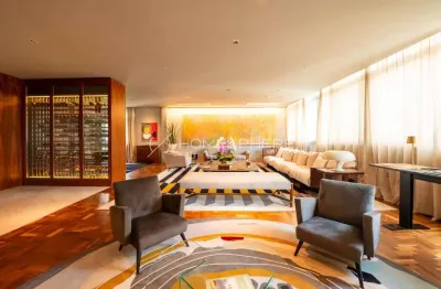 Apartamento reformado com projeto assinado por Antônio Ferreira Júnior com sofisticação e estilo no bairro de Higienópolis.