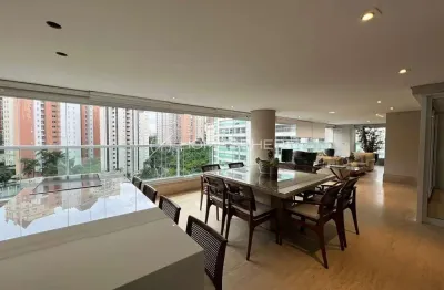 Apartamento com 335 m² de área útil, 4 suites, 4 vagas à venda no bairro Moema.
