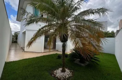 Belíssimo sobrado no bairro santa mônica , 281 m², 3 quarto sendo um suite, vale a pena conferir.