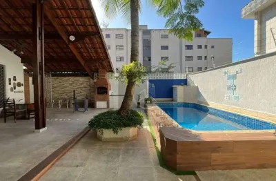 Casa com piscina, edícula e acabamento de alto padrão – praia grande/sp
