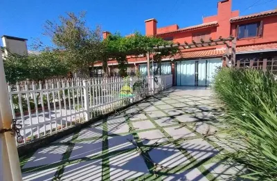 Sobrado reformado apenas 50m do comercio, 2 dormitórios em capão novo posto 4