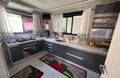 Casa duplex no contemporâneo design resort – 3 suítes, quintal amplo e infraestrutura completa