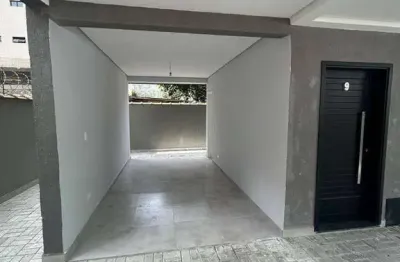 Novo sobrado com quartos amplos e lazer na cobertura no marapé!