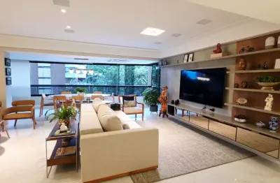 Apartamento quatro suítes,  revertido para 3 suítes com a master com super closet, 2 varandas incorporadas a sala, lavabo, cozinha, despensa área de serviço e dependência completa.