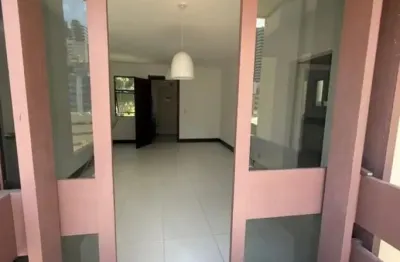 Apartamento de três quartos, com dependência, na barra sendo um dos quartos suíte, varanda na sala.com infra e duas vagas 