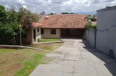 Casa com amplo espaço de terreno no capão raso, com 3 quartos