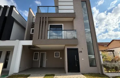 Triplex com 3 quartos sendo um suíte localizado no umbara em condomínio fechado