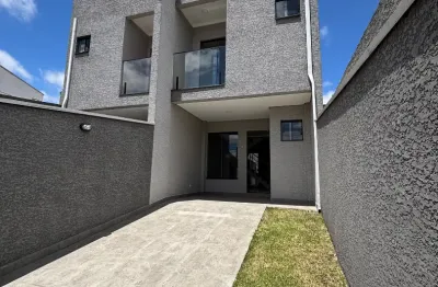 Sobrado à venda com 3 quartos, sendo 1 suíte e 90m² no  ganchinho