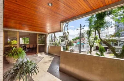 Apartamento clássico atemporal, amplo e Sofisticado com 474 m2 privativos contemplando 4 Dormitórios, sendo 2 Suítes, com uma localização ideal no Coração de Curitiba.