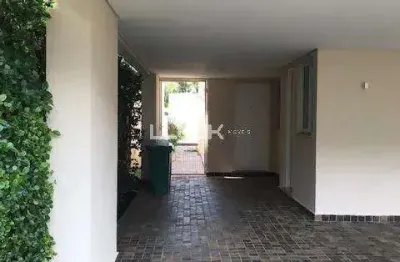 Casa para locação em condomínio fechado com 300 m², 3 quartos sendo 3 suítes no bairro Campo Comprido.