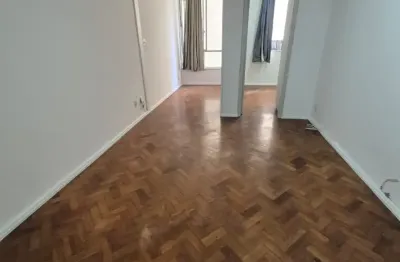 Ótimo apartamento com 2 quartos  e vaga no coração de copacabana