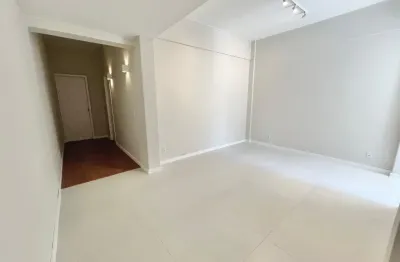 Apartamento 2 quartos na quadra da praia totalmente reformado!