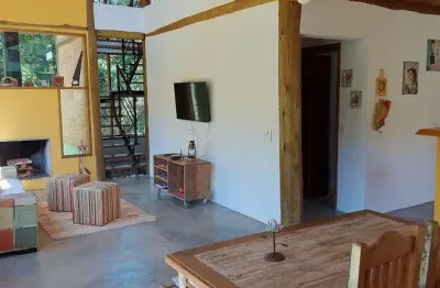 Oportunidade, casa confortável a venda em condomínio