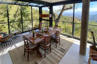 Casa moderna envidraçada: vista permanente na mantiqueira