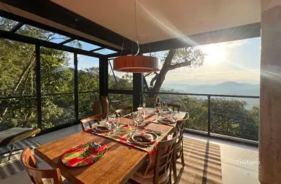 Casa moderna envidraçada: vista permanente na mantiqueira