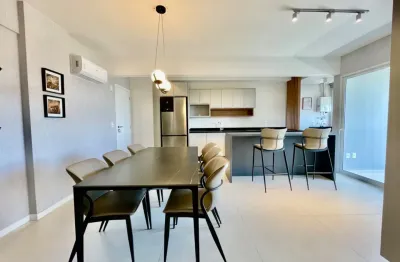 Apartamento porteira fechada na pedra branca decorado e mobiliado, com suite e sacada com churrasqueira