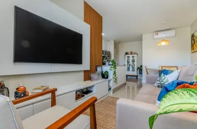 Apartamento à venda totalmente mobiliado, a poucos passos da areia!