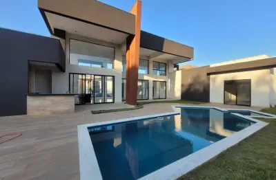 Linda casa para locação em condomínio com 4 suítes, área gourmet e piscina.
