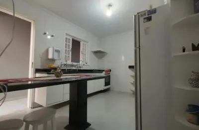 Casa assobradada no urvanova com 4 dormitórios, suíte e área gourmet.